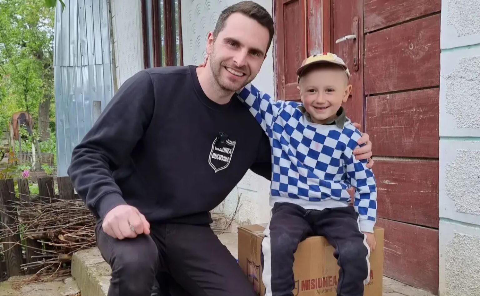 Copilul cu jucării făcute din crengi