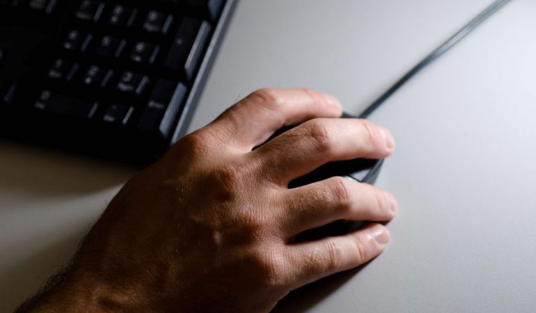 Mai mult de jumătate dintre bărbații creștini recunosc că privesc pornografie. Cei care frecventează biserica este mai probabil să se autodiagnosticheze ca dependenți
