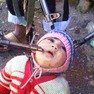 Fotografia socanta a unui copil crestin, ingrozit si amenintat cu armele, denota intoleranta religioasa a islamistilor!