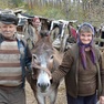 Ajuta o familie de batrani care traiesc intr-o coliba, sa aiba lemne de foc, o soba si paturi de Sarbatori